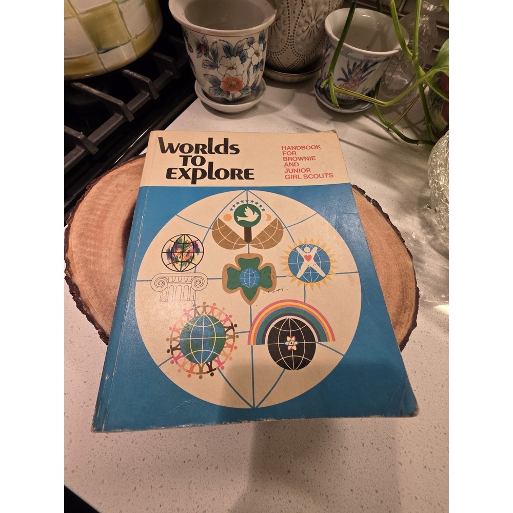 Vtg 1977 Girl Scouts Handbook Worlds To Explore Brownie Junior Badges Book